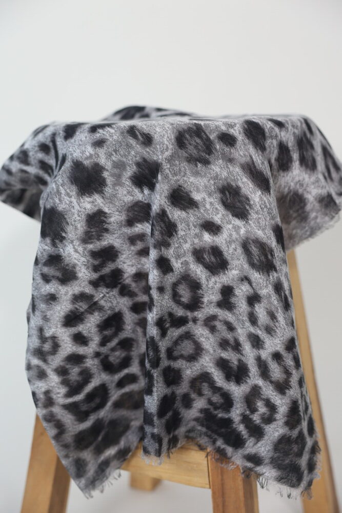 מטפחת מרובעת דגם אמבר - אפור