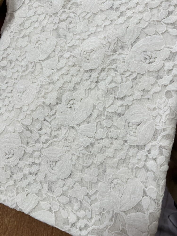 מטפחת משולשת דגם סיון- לבן חלבי